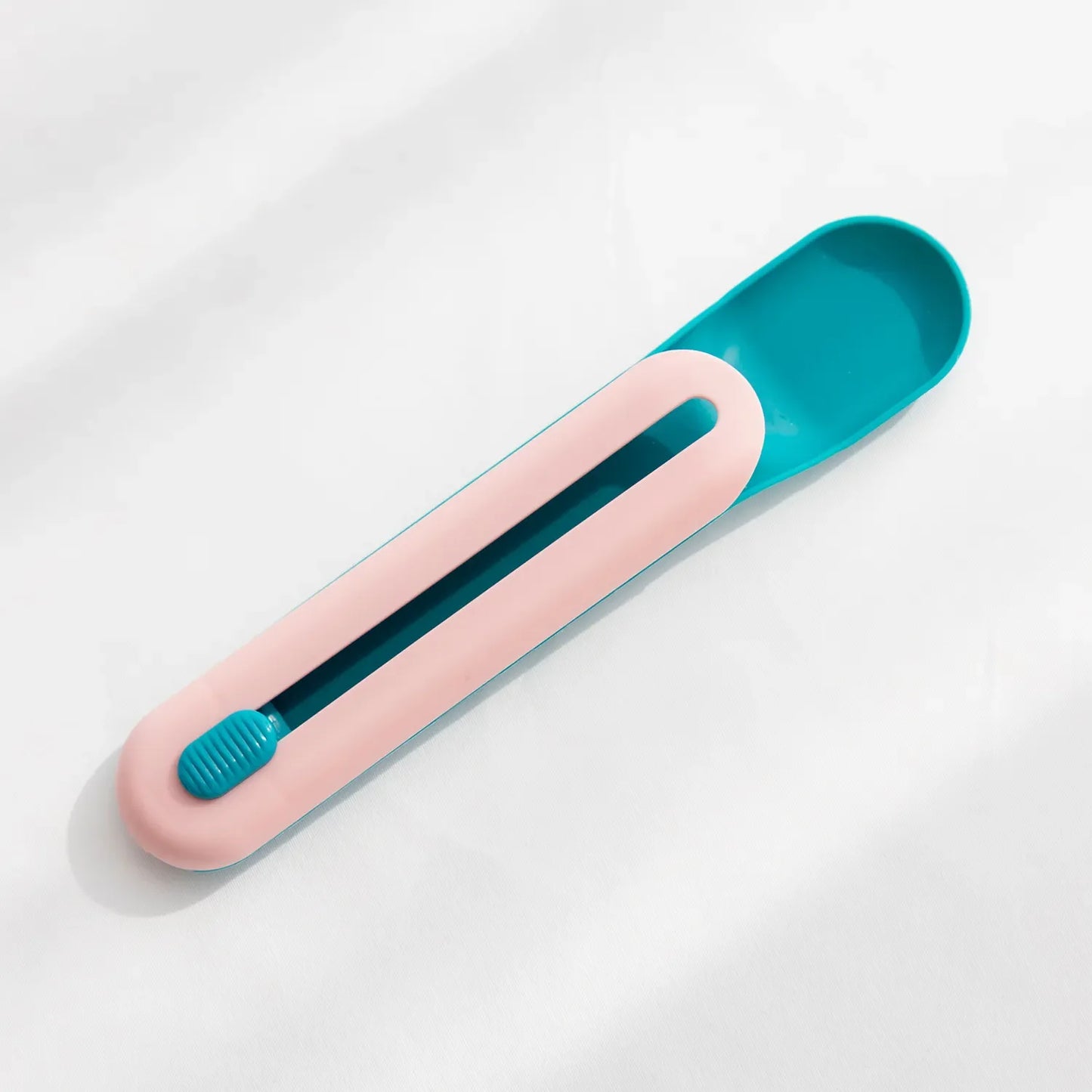 Distributeur D' Aliments pour Chats avec Poussoir - Portionneur D' Aliments Pratique et Extracteur de Tubes pour Chats et Chiens