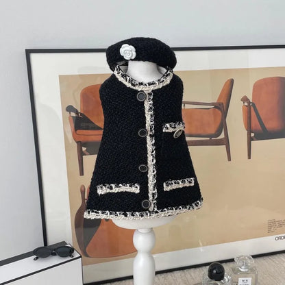 Collier De Chien Élégant Avec Un Petit Chapeau Chic Et Une Application De Fleurs - Design À La Mode Pour Ton Compagnon À Quatre Pattes