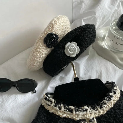 Collier De Chien Élégant Avec Un Petit Chapeau Chic Et Une Application De Fleurs - Design À La Mode Pour Ton Compagnon À Quatre Pattes