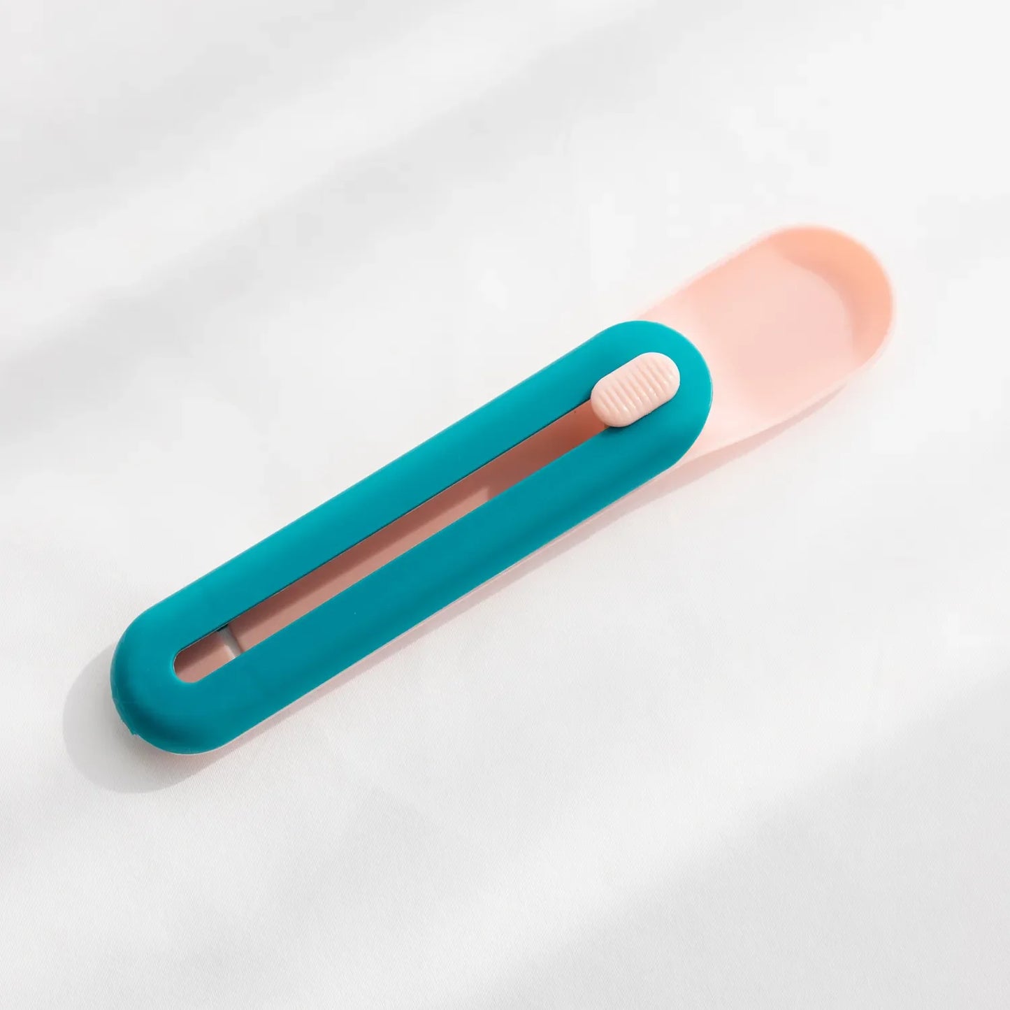 Distributeur D' Aliments pour Chats avec Poussoir - Portionneur D' Aliments Pratique et Extracteur de Tubes pour Chats et Chiens