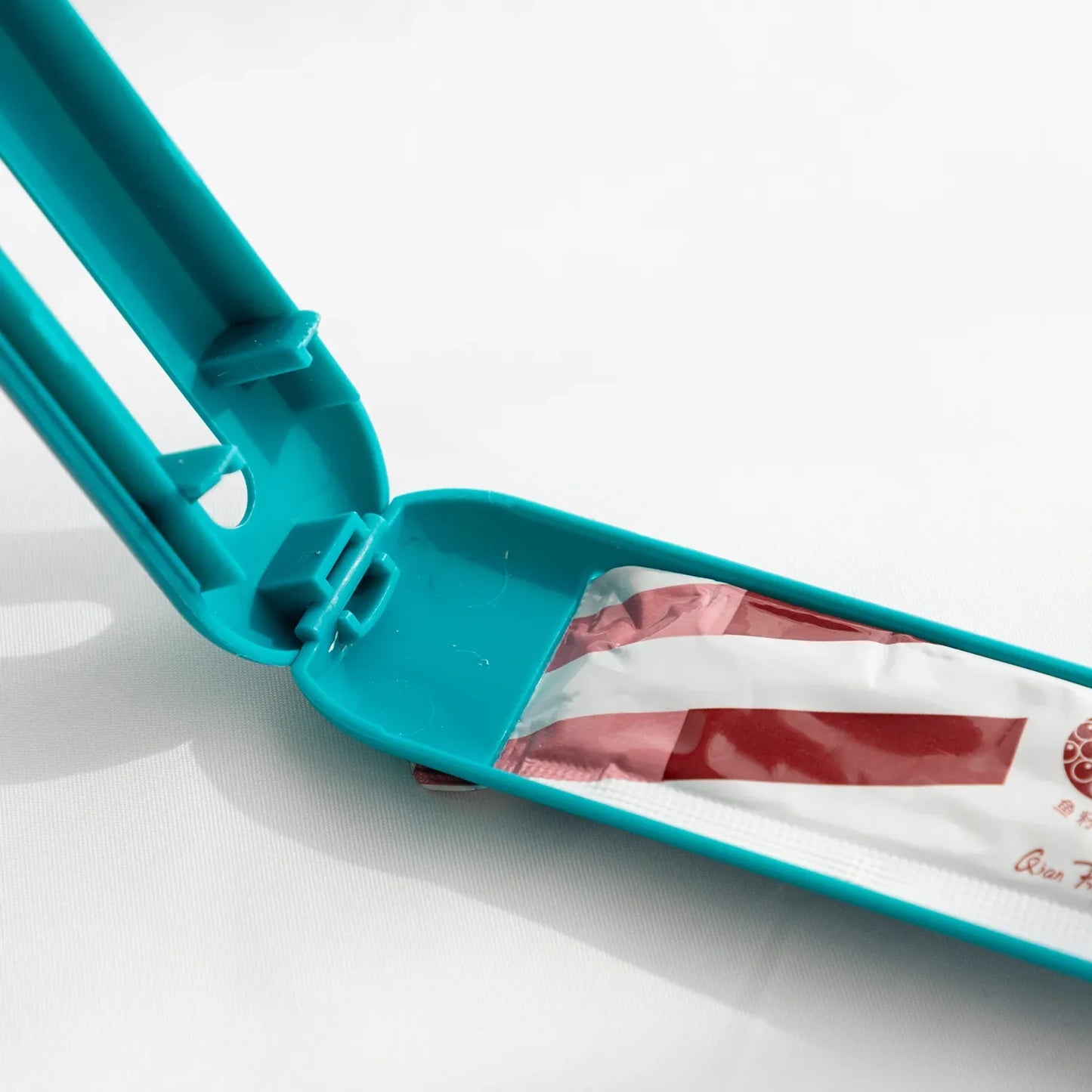 Distributeur D' Aliments pour Chats avec Poussoir - Portionneur D' Aliments Pratique et Extracteur de Tubes pour Chats et Chiens
